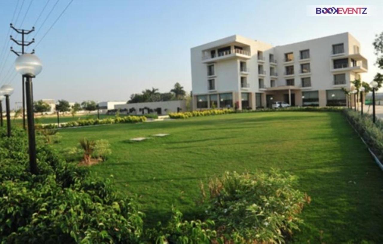 Krsna Lila By The Blues Hotel Sanand Bagian luar foto
