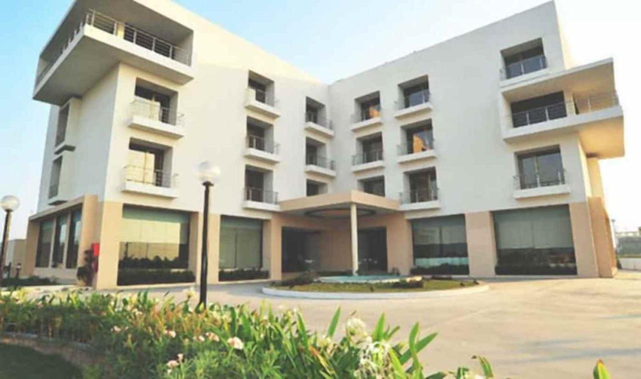 Krsna Lila By The Blues Hotel Sanand Bagian luar foto